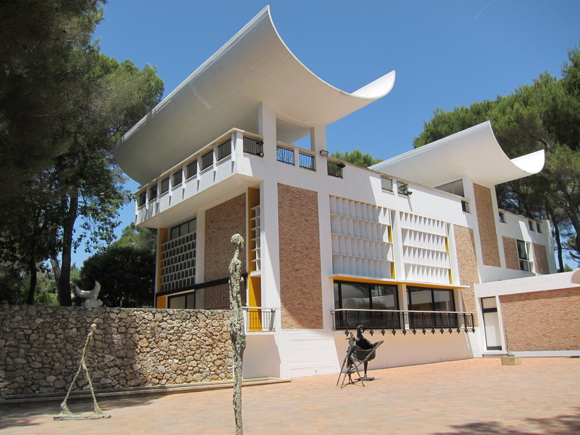 Bâtiment de la Fondation Maeht vu de l'extérieur avec œuvres d'art