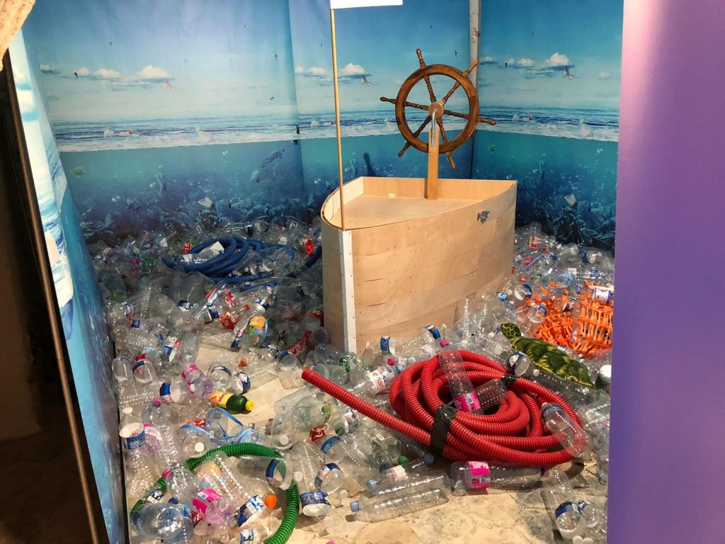 Pièce de l'escape game environnemental fond marin plastique