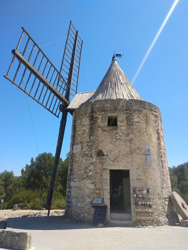 moulin avec ailes à la garde-freinet en provence