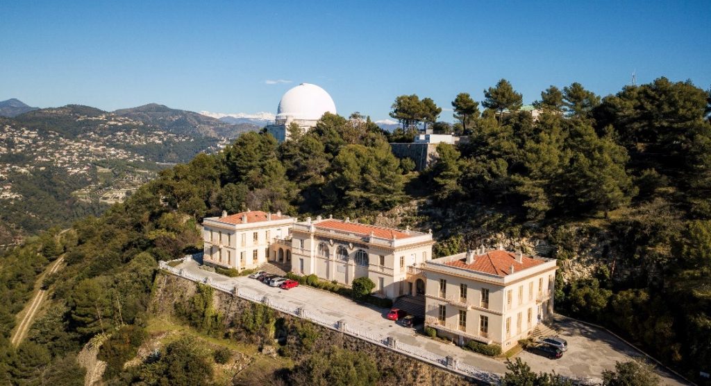 observatoire de nice vu du dessus avec dome sur colline et végétation