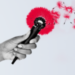 Main tenant un micro fleuri