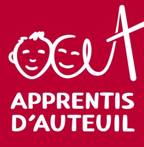 Deux jeunes enfants apprentis sur fond rouge