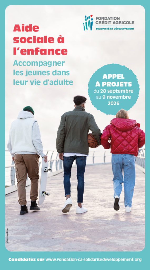 trois jeunes de dos et texte décrivant l'appel à projet aide sociale à l'enfance accompagner les jeunes dans leur vie d'adulte du 28 septembre au 9 novembre 2026